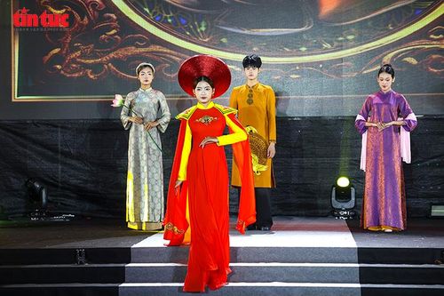 Diễu hành áo dài Du lịch Hà Nội 2025 rực rỡ sắc màu văn hóa bên hồ Hoàn Kiếm