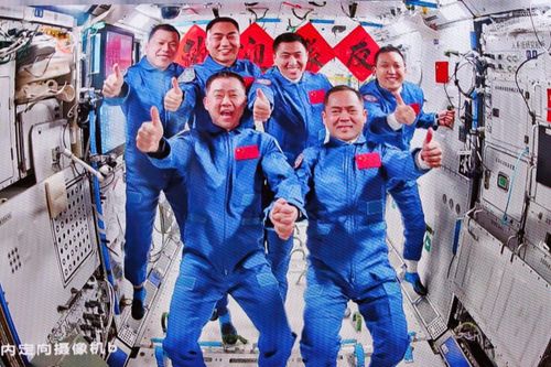 Trung Quốc đưa phi hành gia về Trái đất sau sự cố rác vũ trụ