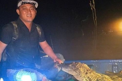 Lưới bất ngờ rung chuyển, người đàn ông sững sờ khi kéo lên 'quái vật' gần 40kg