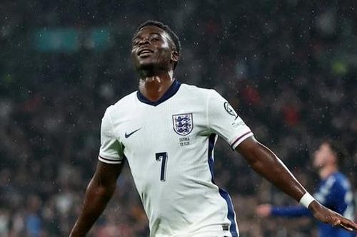 Saka khiến CĐV Arsenal hú vía sau cái chỉ tay gây hoang mang
