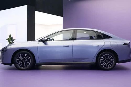 Xe sedan Nissan tiêu thụ 2,79 lít xăng/100 km, giá hơn 400 triệu, cạnh tranh Toyota Camry
