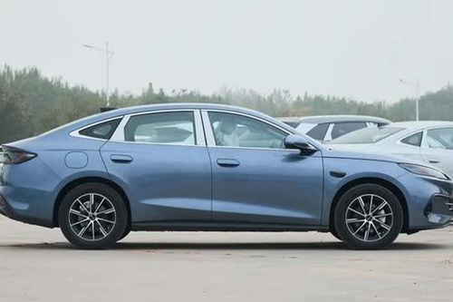 Xe sedan hạng D siêu tiết kiệm xăng, giá 360 triệu đồng
