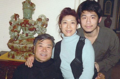 Nữ ca sĩ từng bị bạo hành gia đình rồi tái hôn ở tuổi 45, nay có cuộc sống viên mãn khiến bao người ao ước