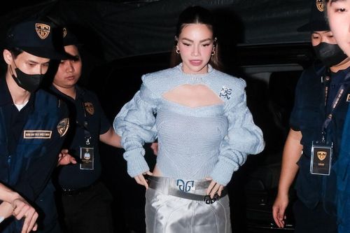 Hồ Ngọc Hà bị vây kín sau show diễn, thái độ dành cho khán giả gây chú ý
