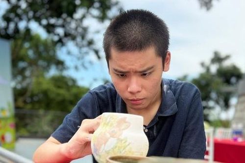 Người cha cùng con tự kỷ 'vẽ' phép màu từ gốm