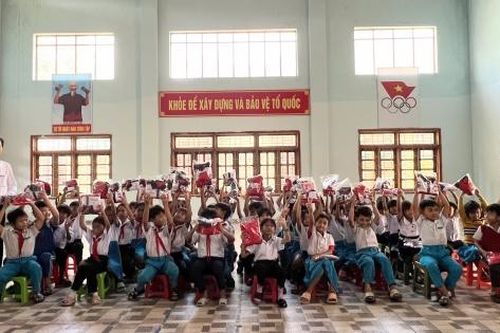 Công ty Thủy điện Sông Bung hỗ trợ người dân xã Bến Giằng sau bão lũ