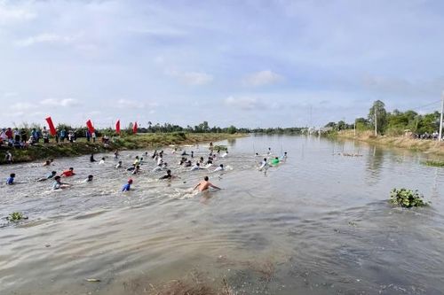 Phường Mỹ Thới tổ chức trò chơi dân gian chào mừng Ngày hội Đại Đoàn kết toàn dân tộc