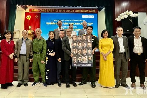 Trao tặng bộ sưu tập di ảnh chân dung 'Đại đoàn kết' và 'Vinh quang nhà giáo Việt Nam'