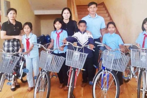 Thầy giáo giàu lòng nhân ái