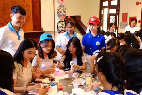 Học sinh Trường THPT chuyên Lê Quý Đôn trải nghiệm hát bội, bài chòi