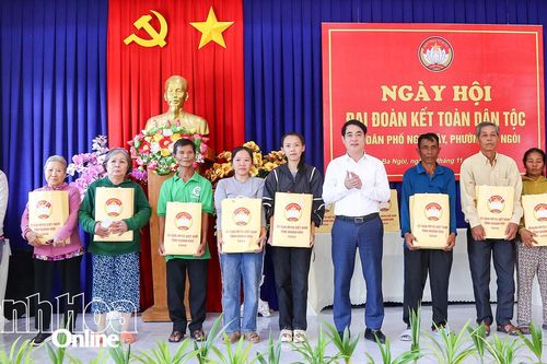 Bí thư Tỉnh ủy Nghiêm Xuân Thành dự Ngày hội Đại đoàn kết toàn dân tộc tại phường Ba Ngòi