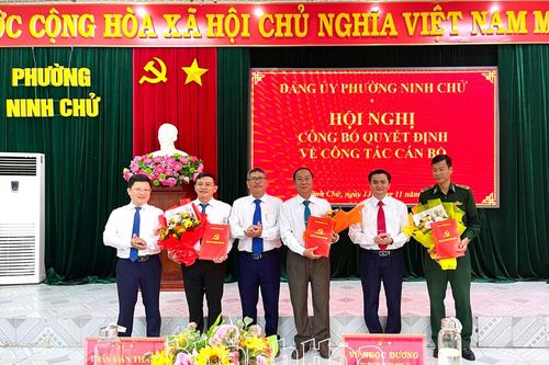 Đảng ủy phường Ninh Chử công bố các quyết định về công tác cán bộ