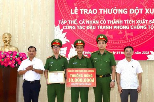 Thưởng đột xuất Công an phường Đông Gia Nghĩa vì thành tích truy bắt tội phạm nguy hiểm