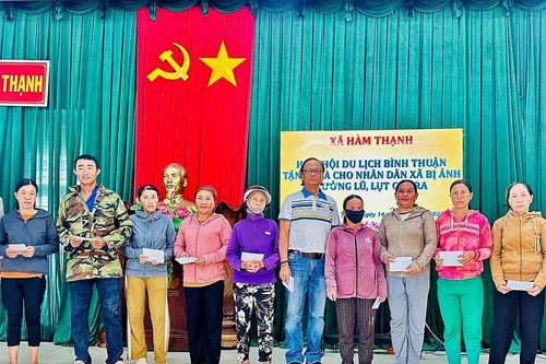 Trao 210 suất quà cho các gia đình khó khăn tại Hàm Thạnh