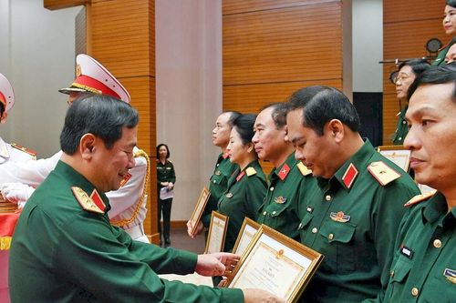 Ban Vì sự tiến bộ của phụ nữ Học viện Lục quân nhận Bằng khen của Bộ Quốc phòng