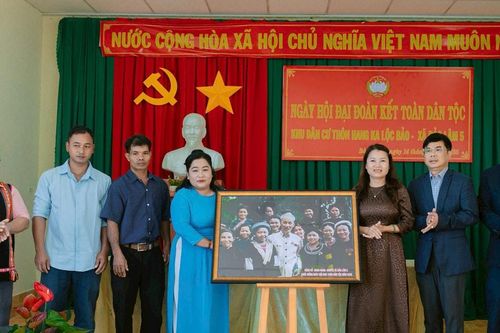 Bà con thôn Hang Ka Lộc Bảo vui Ngày hội Đại đoàn kết toàn dân tộc
