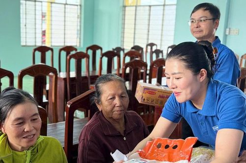 Tuổi trẻ UBND tỉnh Lâm Đồng trao quà an sinh tại xã Sông Lũy