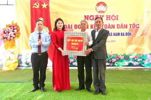 Lãnh đạo tỉnh tham dự Ngày hội 'Đại đoàn kết toàn dân tộc' ở khu dân cư Biểu Lệ