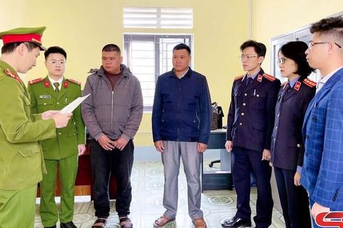 Khởi tố bị can lạm quyền trong khi thi hành công vụ