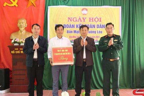 Đồng chí Chỉ huy trưởng Bộ CHQS tỉnh dự Ngày hội đại đoàn kết toàn dân tộc tại xã Mường Lèo