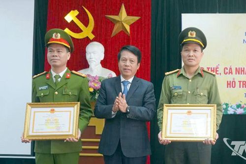 Khen thưởng đột xuất tập thể, cá nhân tham gia hỗ trợ ứng phó cơn bão số 11
