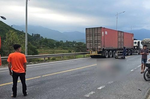 Va chạm giữa xe máy và ô tô tải khiến hai người tử vong