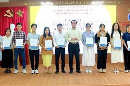 Trao quyết định trúng tuyển cho các bác sĩ theo chính sách thu hút đợt 1 năm 2025