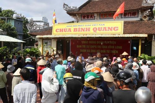 Các tổ chức, tự viện trao quà đến đồng bào bị ảnh hưởng bão lụt miền Trung