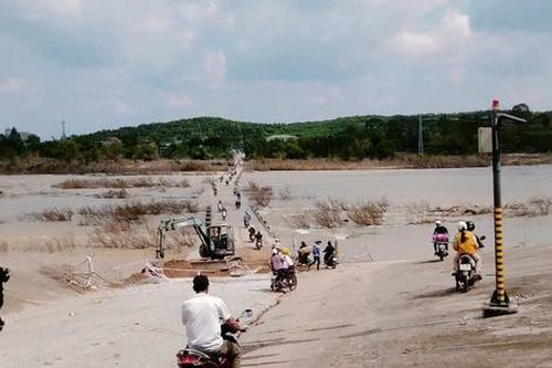 Quảng Ngãi: Khắc phục hư hỏng, thông xe cầu tràn Thạch Nham
