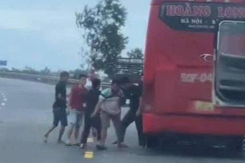 Công an Quảng Ngãi điều tra nhóm người trên xe khách và xe container đánh nhau giữa QL1