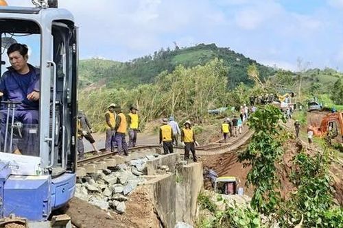 43 tỷ đồng khắc phục sự cố đường sắt sau bão số 13