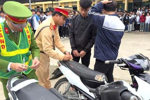 Hưng Yên: Phát hiện hơn 1.000 trường hợp học sinh điều khiển xe khi chưa đủ điều kiện
