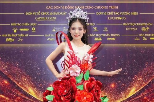 Mẫu nhí dân tộc Tày Nguyễn Bạch Diệp và hành trình tỏa sáng trên sàn catwalk