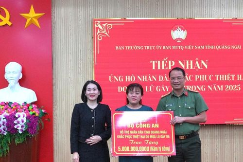 Bộ Công an trao 5 tỷ đồng hỗ trợ Nhân dân tỉnh Quảng Ngãi khắc phục hậu quả do mưa lũ gây ra