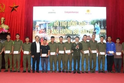 Báo CAND cùng nhà hảo tâm chia sẻ khó khăn với người dân bị ảnh hưởng bởi lũ lụt tại Huế