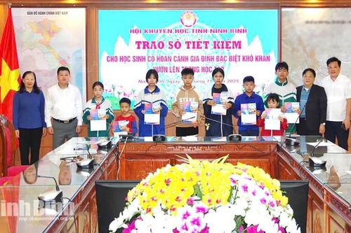 Hội Khuyến học tỉnh Ninh Bình trao 17 sổ tiết kiệm trị giá gần 500 triệu đồng cho học sinh khó khăn