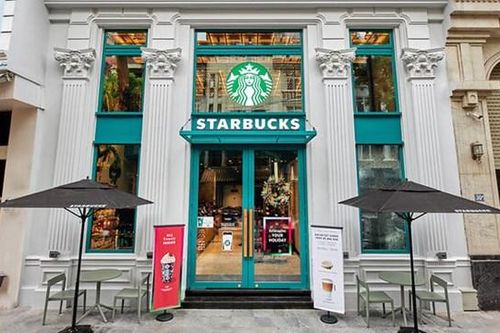 Hơn 1.000 barista 'tẩy chay' Red Cup Day, Starbucks nói 'tác động nhỏ' nhưng cổ phiếu SBUX vẫn giảm