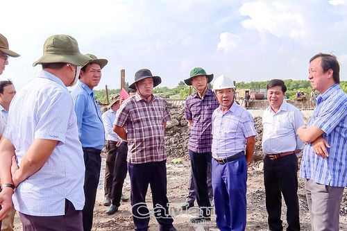 Phó Bí thư Thường trực Tỉnh ủy khảo sát Dự án Khu neo đậu tránh trú bão và bến cá Cái Cùng
