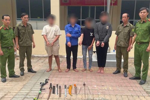 'Nói chuyện' bằng dao tự chế và ná bắn đạn bi, nhóm thiếu niên bị tóm gọn