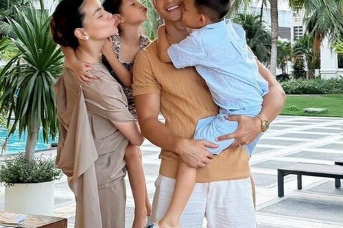 Hồ Ngọc Hà mừng sinh nhật Kim Lý, Subeo âm thầm xuất hiện phía sau, món đồ cậu cầm trên tay khiến bố dượng xúc động