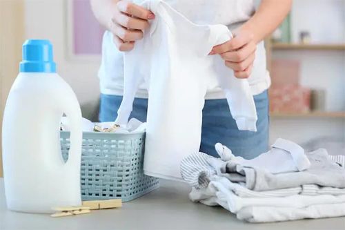 Có nên dùng nước xả vải cho quần áo trẻ nhỏ?