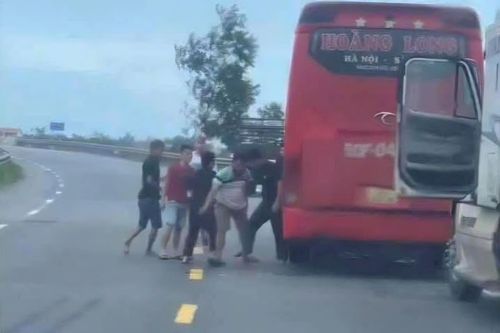 Dừng xe giữa Quốc lộ 1, nhóm người lao vào ẩu đả gây náo loạn giao thông
