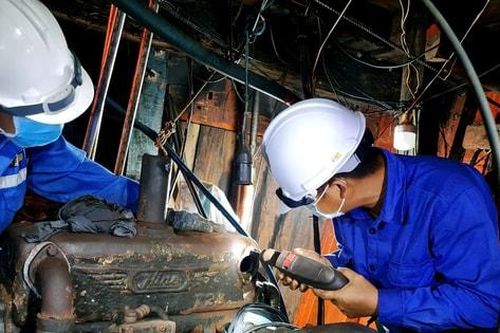 Hải đoàn 129 Hải quân kịp thời hỗ trợ ngư dân khắc phục sự cố trên biển
