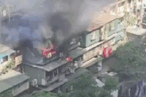 Hà Nội: Cháy lớn tại căn hộ tầng 5 ở khu tập thể Phạm Ngọc Thạch