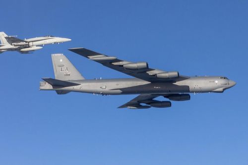 Oanh tạc cơ B52 Mỹ cùng tiêm kích Phần Lan tuần tra sát sườn Nga