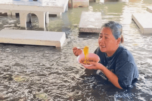 Nhà hàng Thái gây sốt vì cảnh khách vừa ăn vừa chìm trong nước lũ nâu