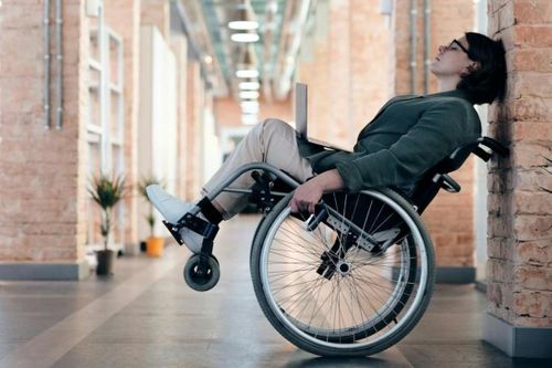 Nhiều người trẻ bất ngờ liệt, nhìn mờ vì căn bệnh ít ai biết