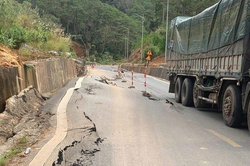 Quốc lộ 24 xuất hiện vết nứt dài 100m, mặt đường trồi lên hơn 1 m