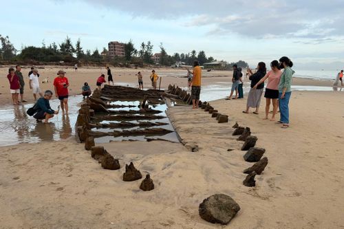 Xác tàu đắm hàng thế kỷ lộ diện trên bãi biển Hội An sau bão số 13