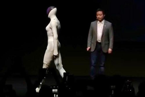 Robot bị 'mổ phanh' trên sân khấu để chứng minh không phải người thật